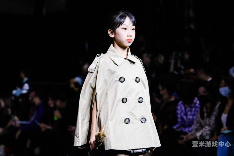 亚洲精品与欧美风尚的交融，探索全球时尚新趋势秋水伊人2022黑色毛呢外套